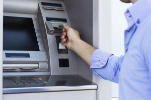 Мошенники по-новому обманывают банкоматы, доставая наличные