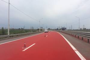 В Астрахани на мосту появилась красная дорожка