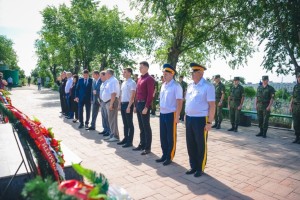 В День памяти и скорби в Астрахани возложили венки к воинским мемориалам