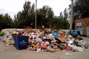 В Астрахани детский сад завалили мусором