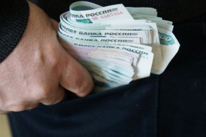 Житель Астрахани под угрозой расправы отдал своему приятелю 1,5 миллиона рублей