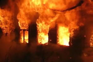 Ночью в Астрахани сгорел двухэтажный жилой дом Спасено 17 человек
