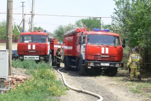 В Астраханской области на улице Пушкина сгорели два сарая