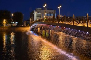 В центре Астрахани украли часть ограждения на мосту Дружбы