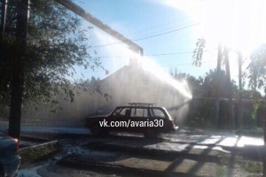 В Трусовском районе Астрахани  прорвало трубу у проезжей части