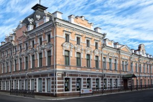 Пожарные ликвидировали возгорание в Астраханском театре кукол, спасены двое