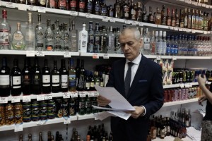 Онищенко предложил изменить временные рамки по продаже алкоголя в магазинах