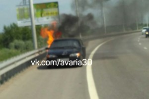 В Астрахани на объездной дороге горит автомобиль