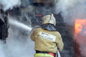 В Астраханской области из-за непотушенного окурка сгорело строение, спасены двое