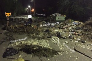 Астраханскую дорогу «закидали» мусором