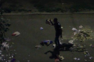 В Астрахани мужчина, разбросавший мусор на ул Сун Ят-Сена, попал под прицел видеокамеры