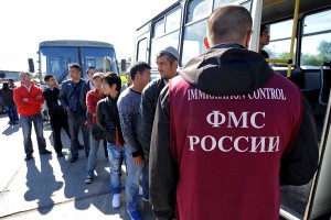 В Красноярском районе Астраханской области задержаны 70 незаконных мигрантов
