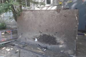 В Астрахани рухнул бетонный козырек