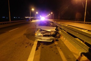 Водитель «Лады» врезался в леерное ограждение на магистрали в Астрахани