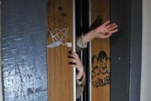 В Астрахани сосед изнасиловал в лифте 10-летнюю девочку