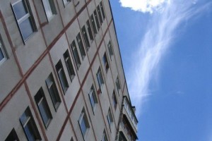 В Астраханской области 24-летняя девушка выпала из окна четвёртого этажа