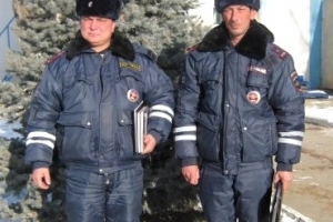 В Астраханской области полицейские оказали помощь пассажирам сломавшегося автобуса международного следования