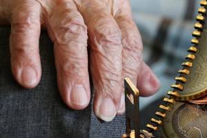 Астраханская пенсионерка уговаривала мошенников взять её деньги