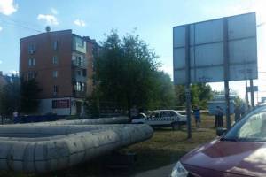 Астраханка на автомобиле вылетела с улицы Н.Островского и угодила в трубопровод