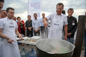 Губернатор Астраханской области угостил гостей и жителей региона тройной ухой