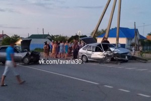 В Астраханской области влобовую столкнулись две «Лады», пострадали водители