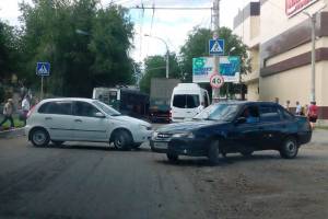 В Астрахани обрыв проводов троллейбуса обернулся пробкой