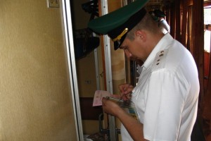 Астраханские пограничники сняли с поезда  жителей Таджикистана с поддельными документами