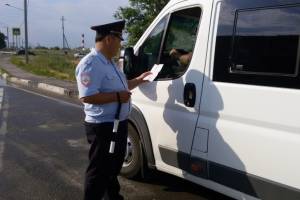 Полицейские проверяют водителей на дорогах Астрахани