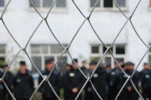 В Астрахани осуждён инспектор колонии, передавший заключённому алкоголь