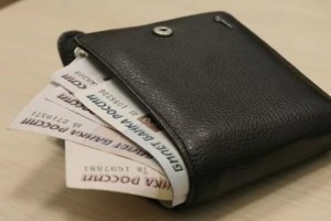 Житель Астрахани похитил у друга портмоне, телефон и куклу