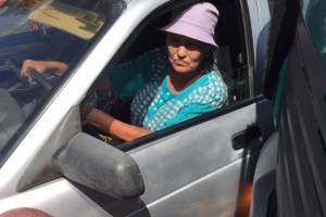 Астраханская бабушка-таксистка стала звездой Интернета, попав в ДТП