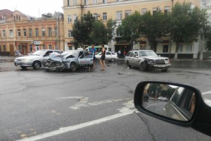 В центре Астрахани столкнулись такси и Mercedes