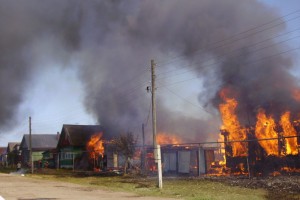Из-за непотушенной сигареты в астраханском селе сгорели 2 дома и 4 сарая