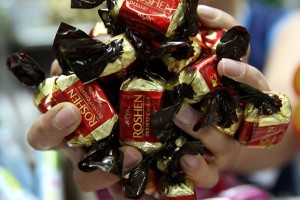 В Астрахань пытались ввезти почти 3 тонны украинских конфет
