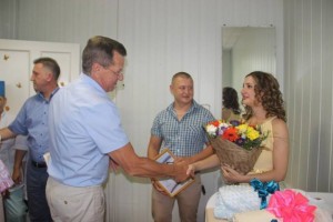 Глава Астраханской области поздравил родителей новорождённых тройняшек с выпиской