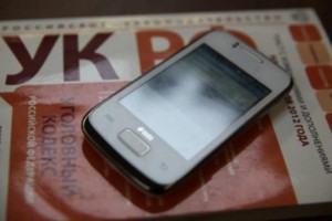 В Астрахани несовершеннолетние подростки похитили у приезжего мобильный телефон