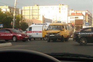 В Астрахани на перекрёстке улиц Кирова и Н Островского столкнулись маршрутное такси и Honda