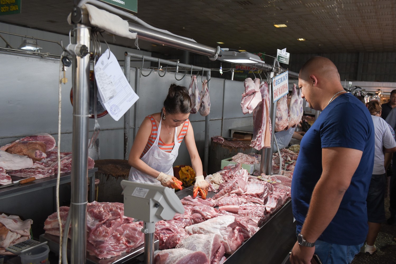 На рынке мяса птицы в стране. Рынок татар базар в Астрахани. Мясной павильон. Мясной рынок в Астрахани.