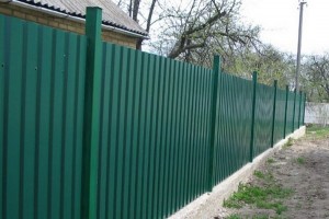 В Астрахани пьяный парень скончался от кровопотери, перелезая через забор