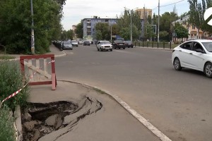 В Астрахани дорога по улице Татищева разрушается на глазах