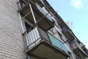 В Астраханской области 9-летний школьник упал с балкона пятого этажа