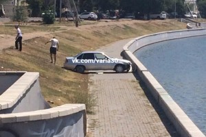 В центре Астрахани иномарка съехала к каналу