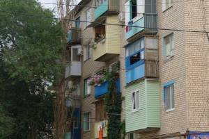 В Астраханской области мальчик упал с балкона 5 этажа и остался жив