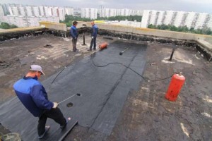 В Астрахани ремонтируют крыши многоэтажных домов