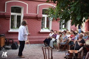 Во дворике Астраханской картинной галереи покажут «Смешных людей»
