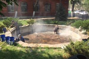 В центре Астрахани начали чинить фонтан на Советской