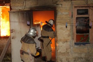 В Астраханской области при пожарах в гараже и жилом доме спасены 8 человек