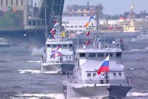 Главный военно-морской парад в Санкт-Петербурге открывал корабль Каспийской флотилии