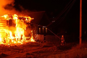 В Астраханской области из-за непотушенного окурка сгорела баня
