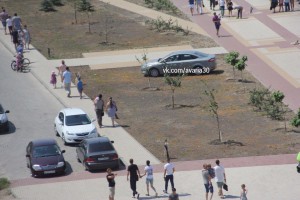 Астраханские водители заплатят штрафы за езду по ступенькам и газону в День ВМФ